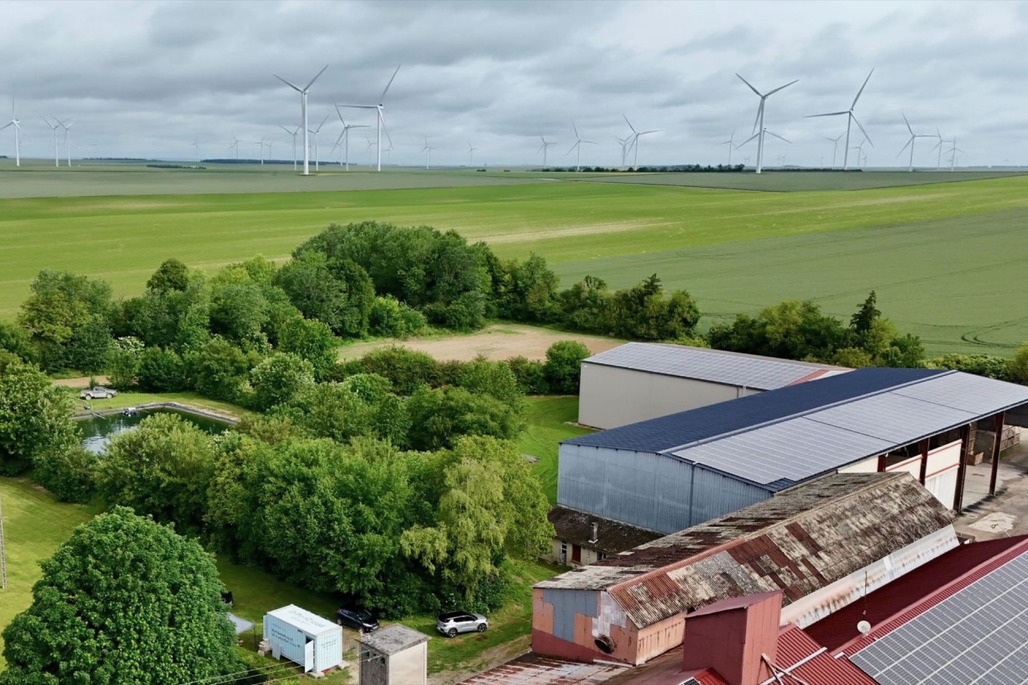 Ferme de Bonne Voisine, bâtiments agricoles photovoltaïques, éoliennes et conteneur Policloud